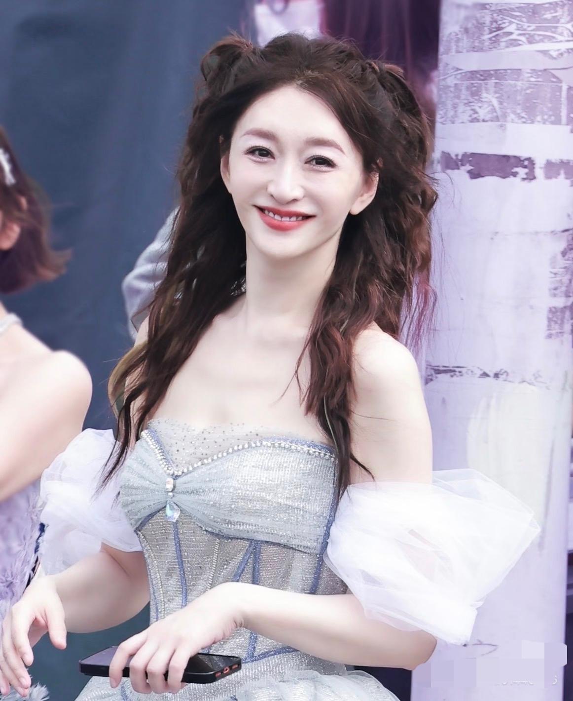 李小冉可能还没反应过来，
本来小心翼翼的来参加浪姐，还害怕观众因为上次综艺对自己