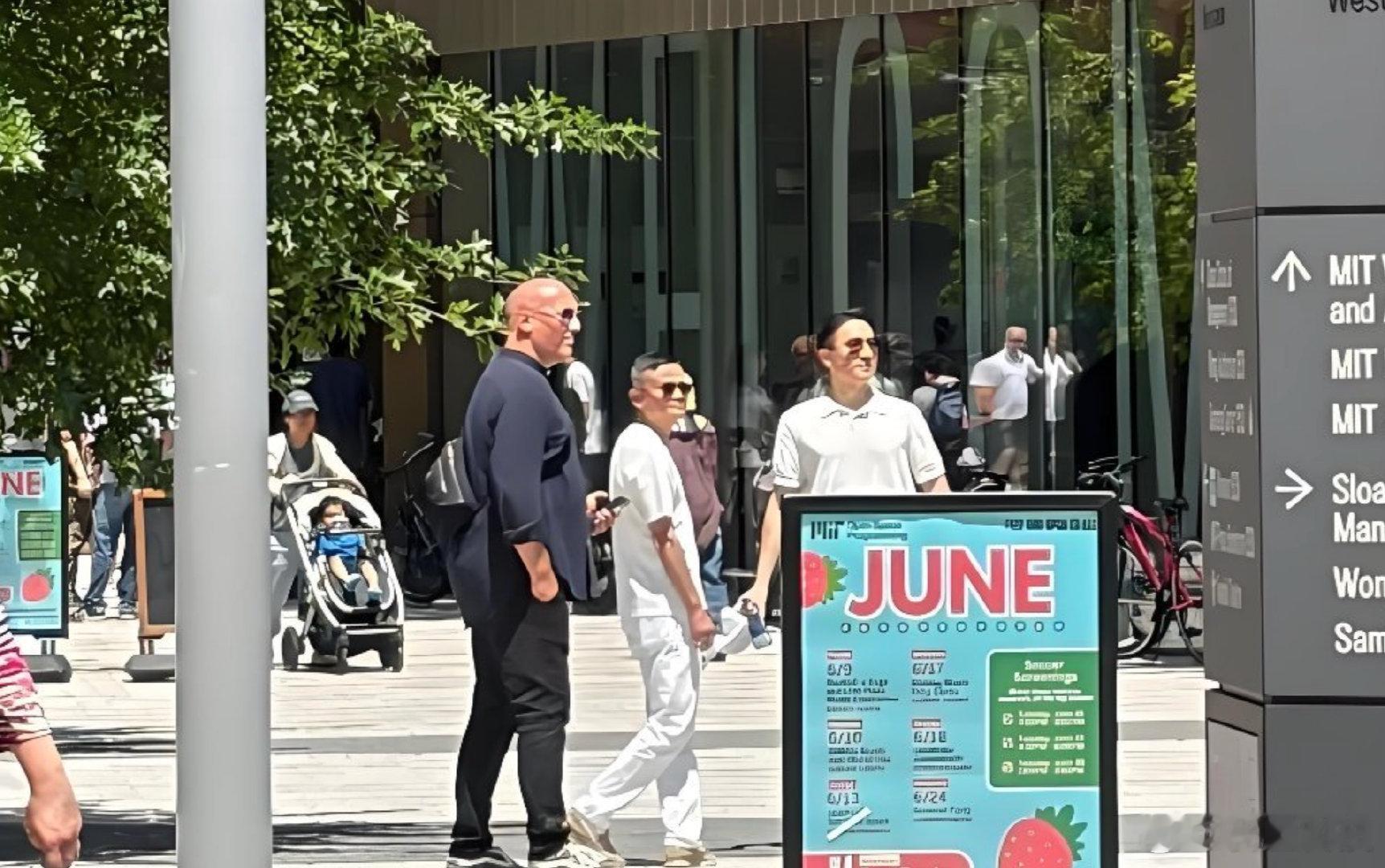【马云现身麻省哈佛】马云插秧后又现身麻省哈佛6月25日，有网友发图片称：马云刚在