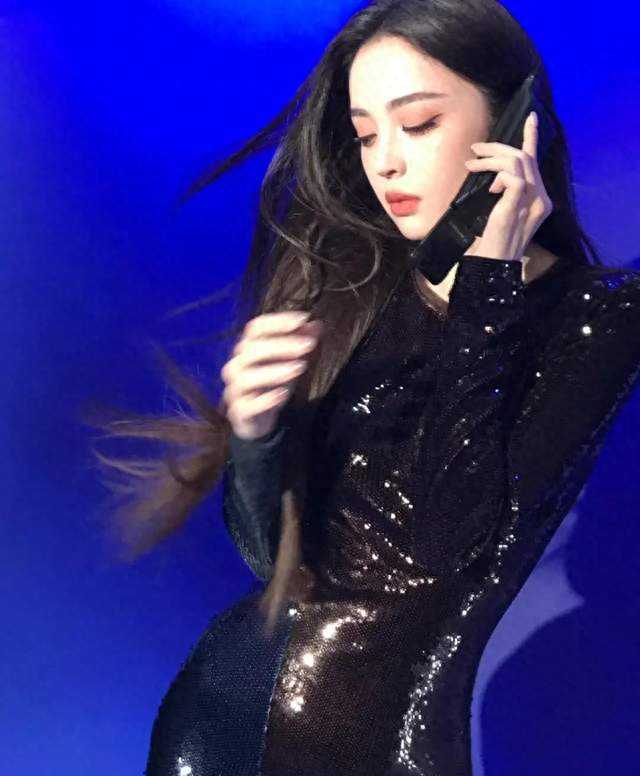 娜扎这个身材曲线，深蓝色调的冷酷感，又美又飒
