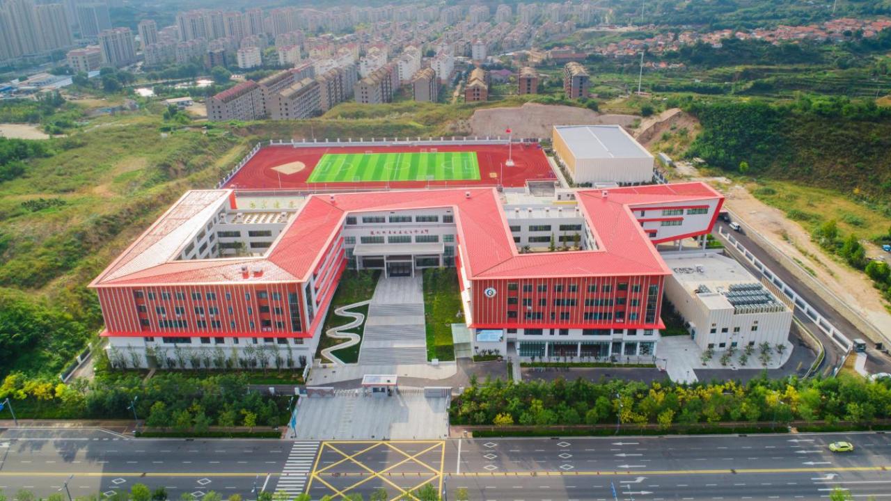 校长邵纲的上任，无疑是石牛山路学校的一个重要利好消息。

邵纲，曾任63中副校长