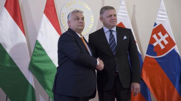 欧洲政坛这两天彻底炸了，匈牙利拉着斯洛伐克、捷克直接跟欧盟“叫板”，明着要搞个“