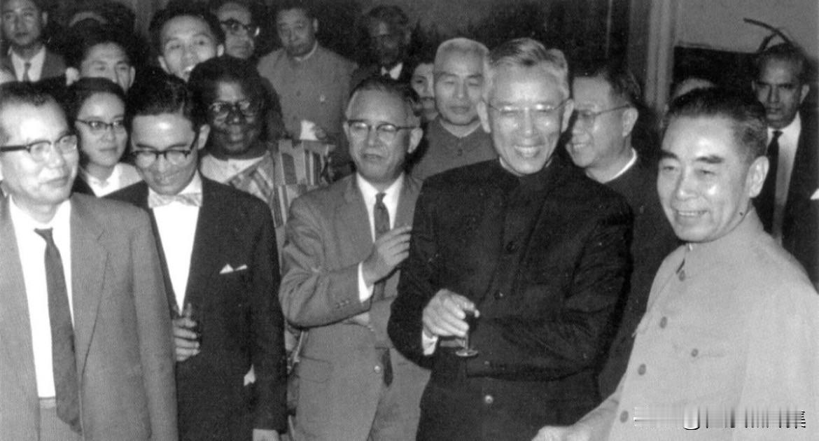1952年12月，周恩来参加中华医学会和全国政协举办的联欢晚会。当时抗美援朝战争