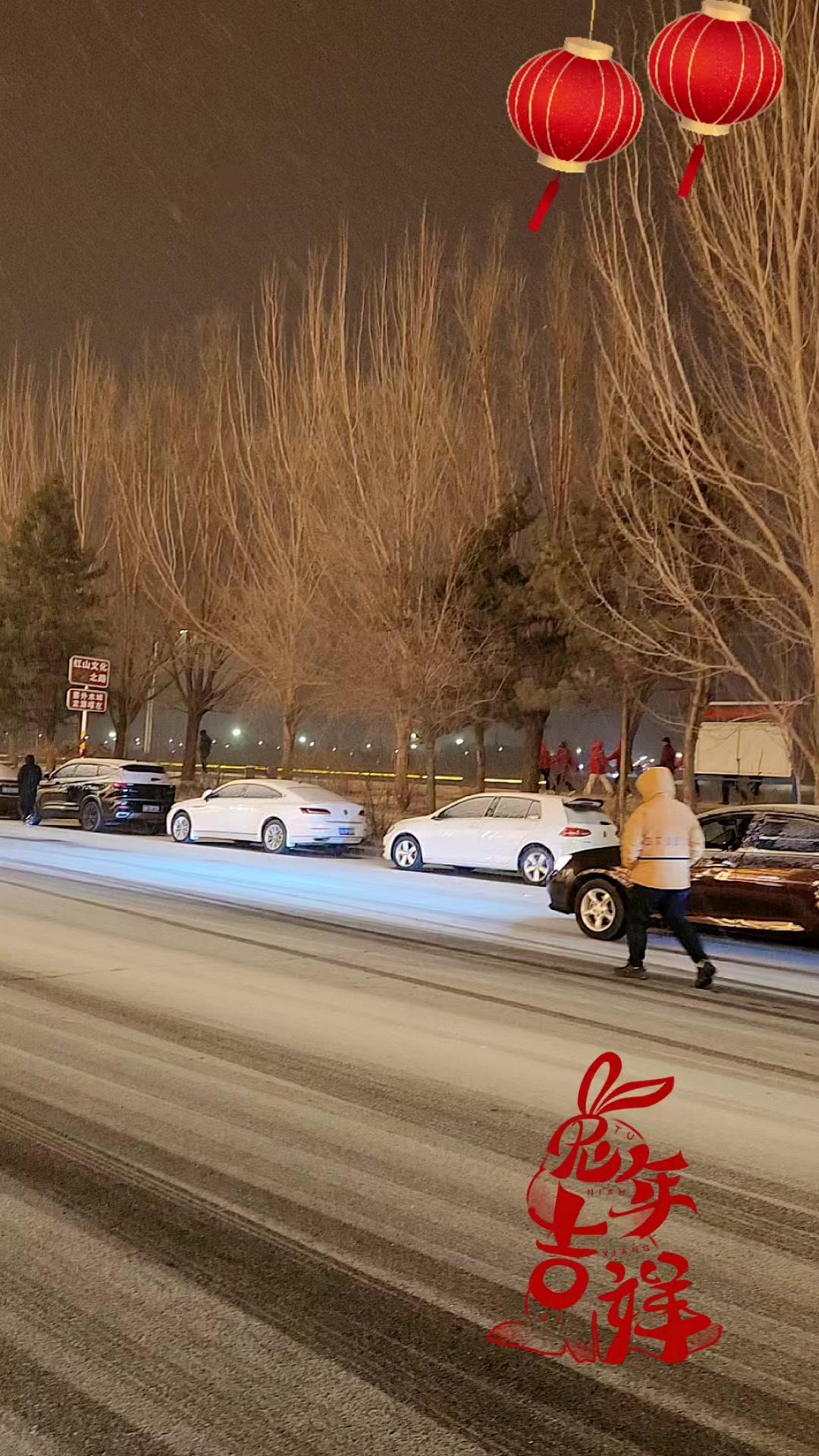 春天里飘起的雪，是意外也是惊喜。落满枝头的雪，让整个喀左都披上了一袭白纱，连空气