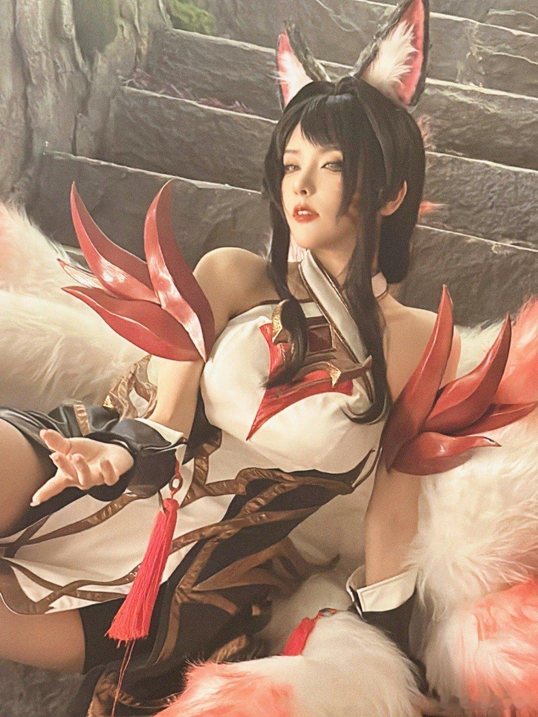 难怪大家都艾希，坏女人的COS这么顶的嘛[舔屏][舔屏]妩媚！LPL女解说Rit