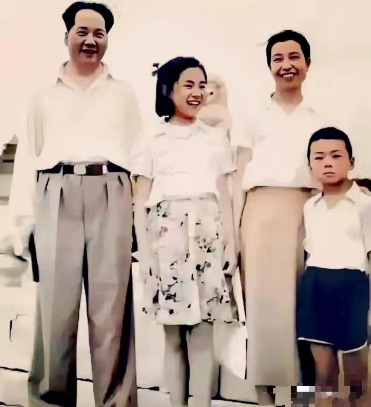 1951年盛夏的北京，定格下这张珍贵的家庭合影。全员皆是素净白衣，没有华丽装束，