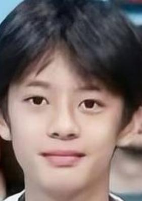 近日，孙俪14岁的儿子等等（邓涵之）因长相酷似孙俪在《甄嬛传》中饰演的甄嬛引发热