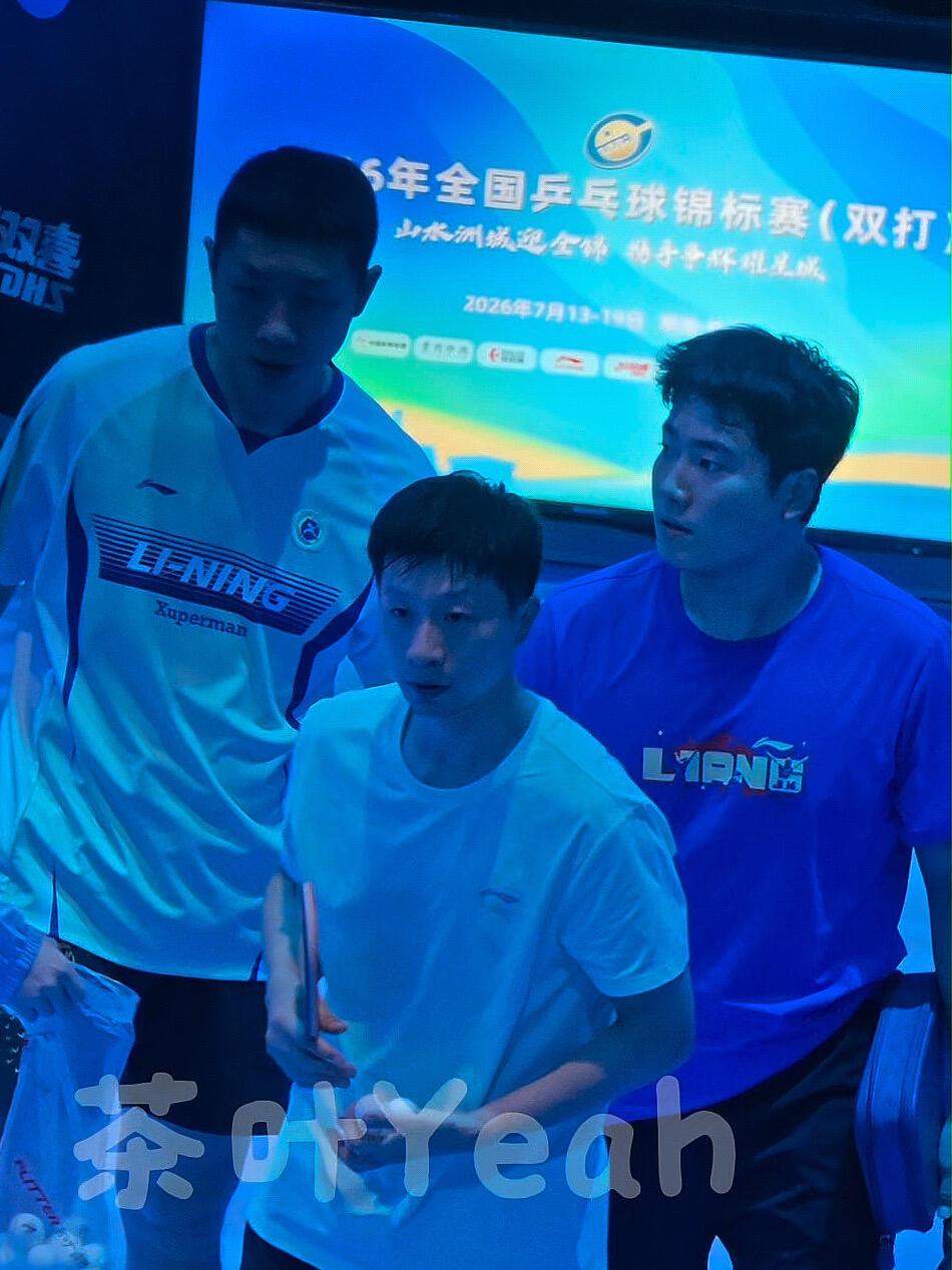 梁靖崑也去长沙了，把自己打包带去了，他们好熟悉，见面聊天那么自然！
甜甜的老婆孩