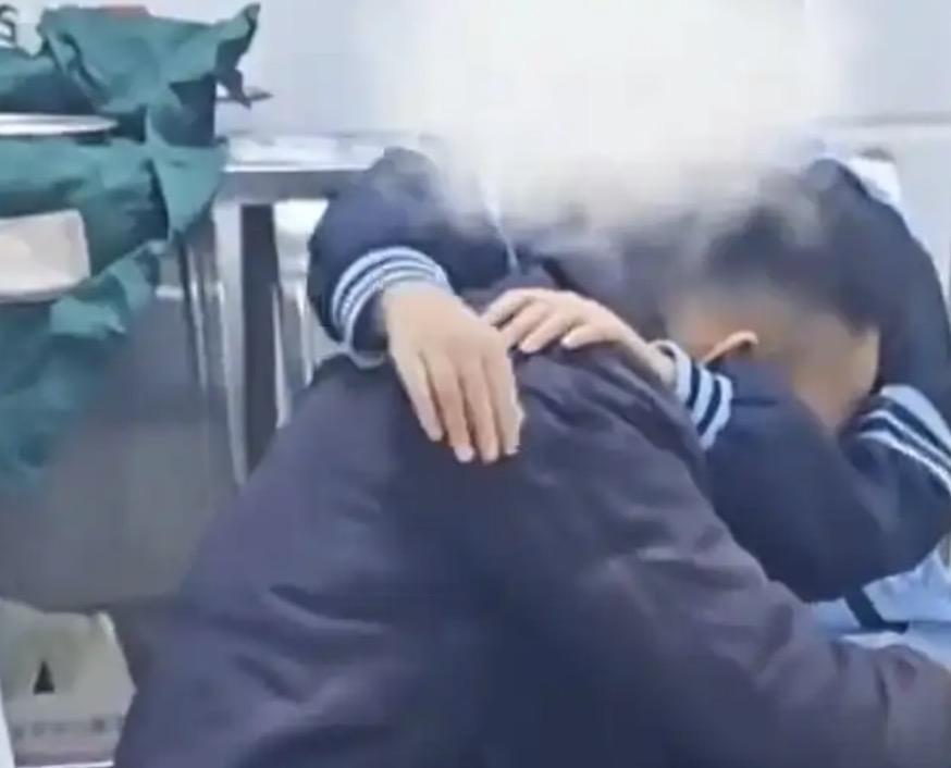 就算孩子考的再差劲，就算咱们当家长的再生气，拿椅子砸孩子的头也是过了！
广西南宁