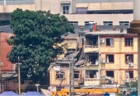 8月19日清晨，石家庄新华区大郭街道铁路55宿舍一栋居民楼部分坍塌。
河北省人民