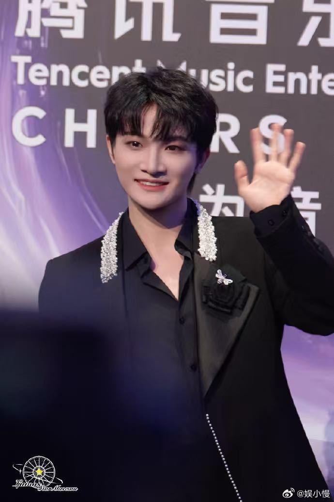 周深你是马里奥吗被周深可爱晕！巡演上他发言完原地蹦跶那一下，满脑子都是“周深你是
