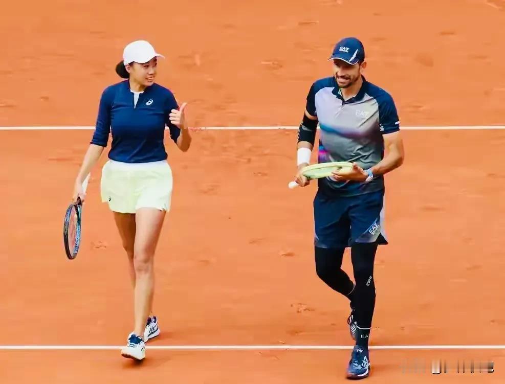 老将张帅的法网之旅是东方不亮西方亮，本次法网她斯特恩斯女双一轮游，以4-6、4-