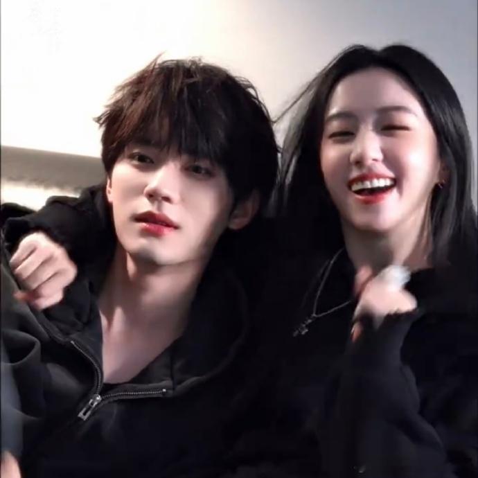 周翊然包上恩靠肩捏脸好甜慕慕昭昭完全热恋期来的 周翊然包上恩靠肩捏脸好甜，慕慕昭