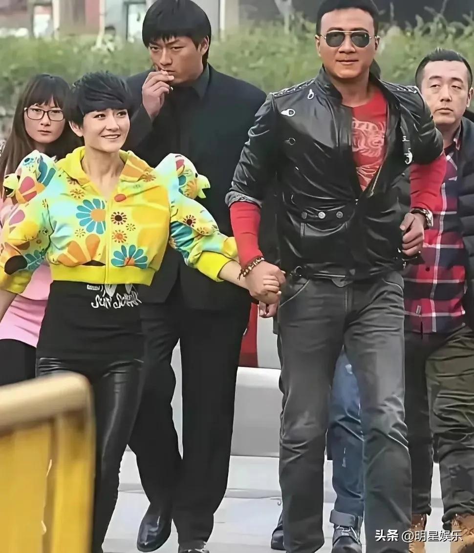 胡军拉着手的那个美女看着好眼熟，就是叫不出名字来！胡军与谢娜早年的同框旧照充满浓