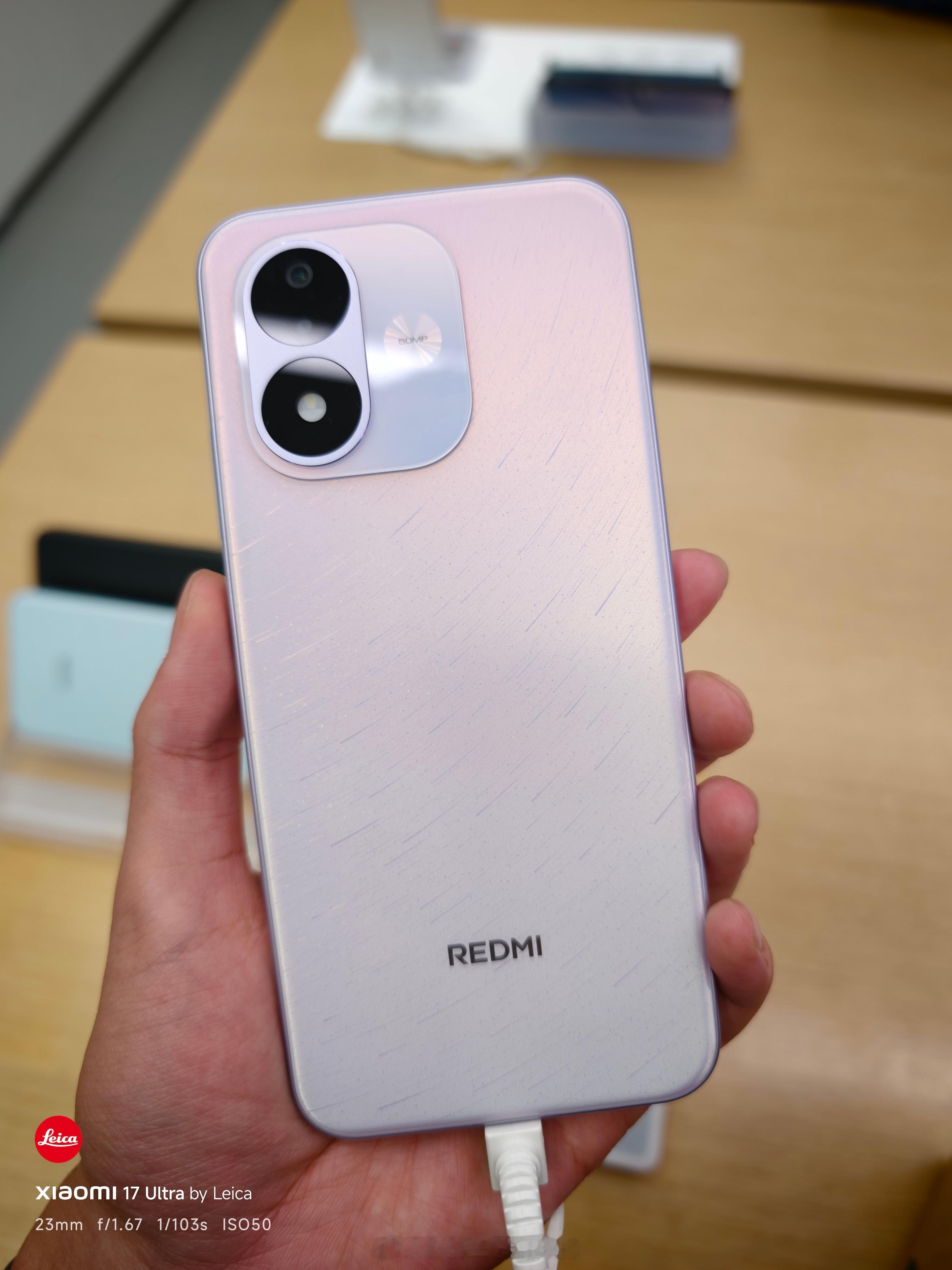 REDMI Note 17 门店已经出样了。左边7寸，右边6.77寸，屏幕明显大