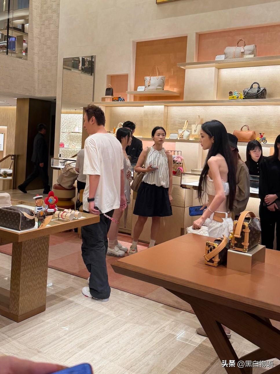 王思聪钟惠玲表参道逛街被偶遇

7月27日网友在表参道偶遇王思聪，同行的美女是杂