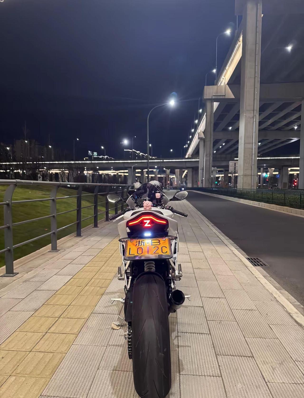 在bb耳朵给你炸聋