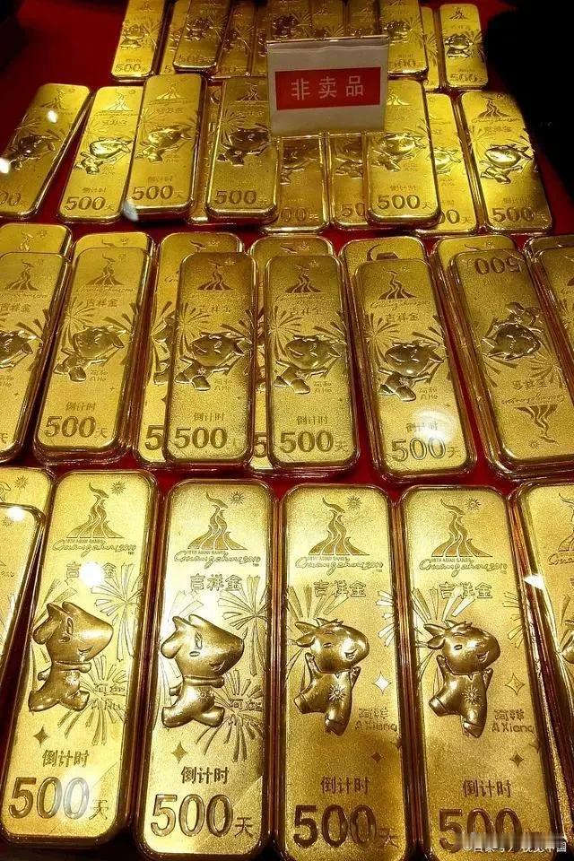 天上掉馅饼的事这次真发生了，女子收快递，打开一看全是金条价值600多万，爽了！
