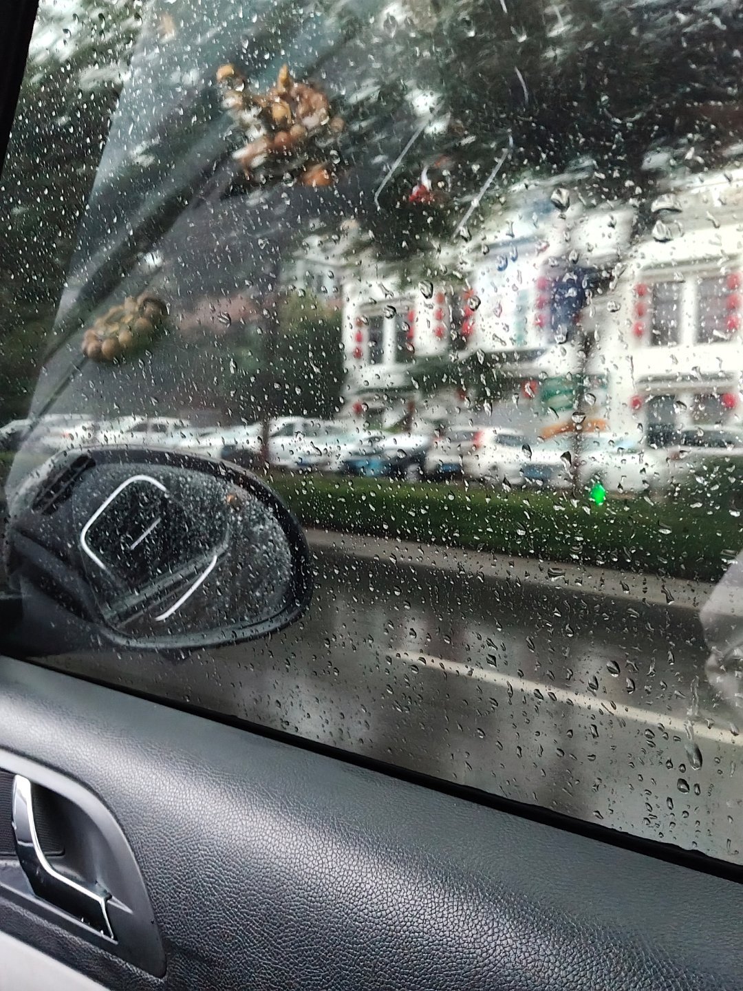 好大的雨。 
