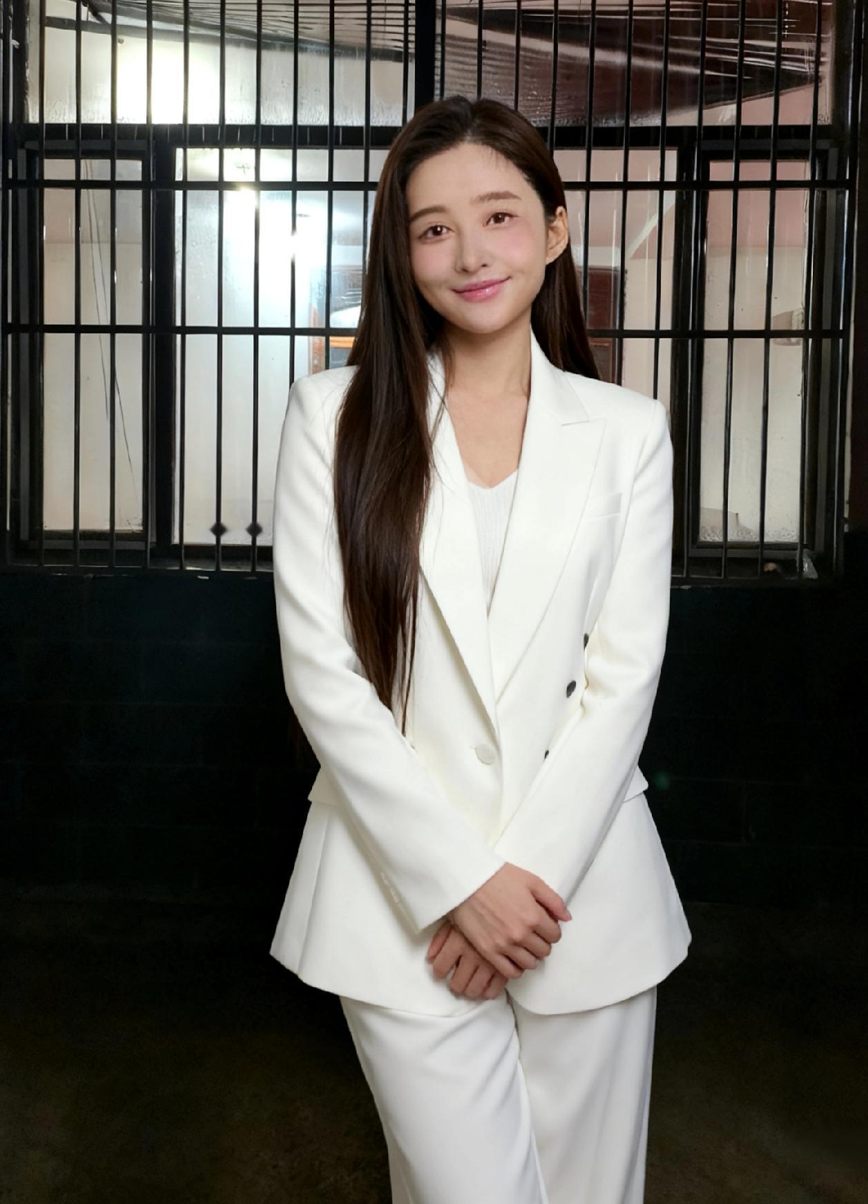 灯影是她的裙撑，
把白西装撑成一片未染的云。
窗是深潭，她是潭心的白荷，
根扎在