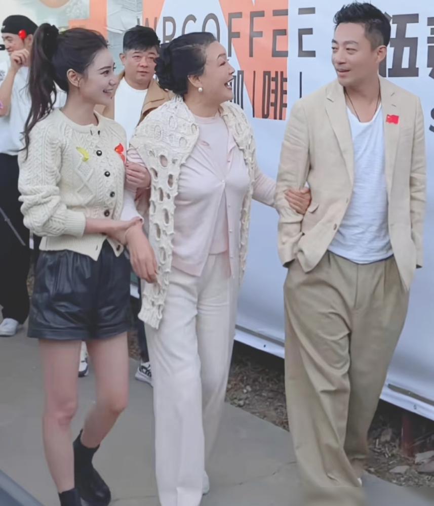 六十八岁的老母亲刚在屏幕前哭求平台解封账号，转头亲儿子就在万人直播间唾沫横飞地骂