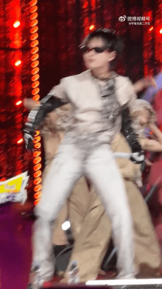 #杨长青是想给周震南洗头吗#看到这个画面，我真的笑发财了！这是什么名场面啊？杨长