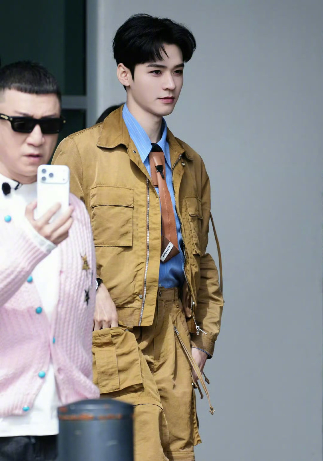 龚俊卡其色工装路透龚俊地球超新鲜2卡其色工装路透 刷到卡其色工装路透，直接被帅到