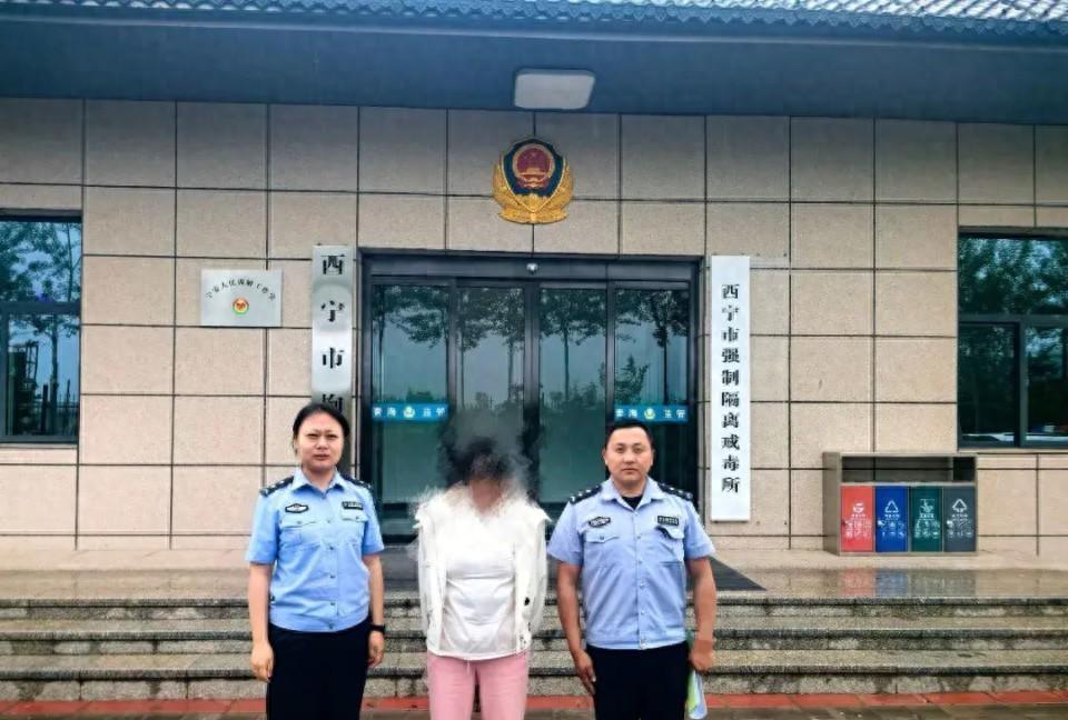 警方通报：20名主播被查处

20名主播，直播间说停就停，屏幕黑掉的一瞬间，弹幕
