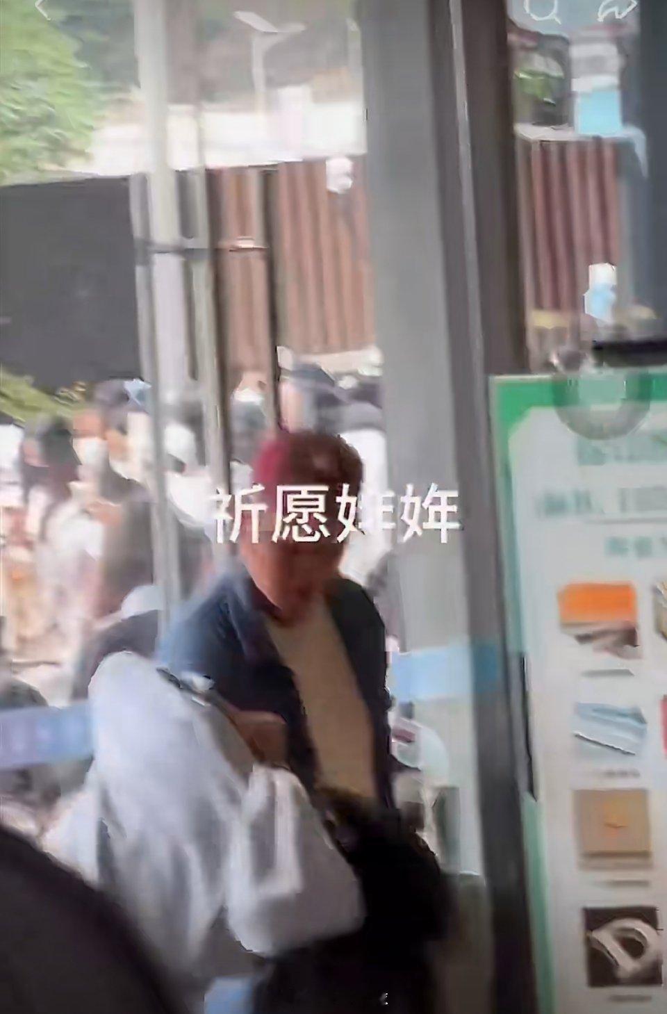 长江国际楼下打架了这男的是干什么的，那么多人拍视频却没有一个人过去制止