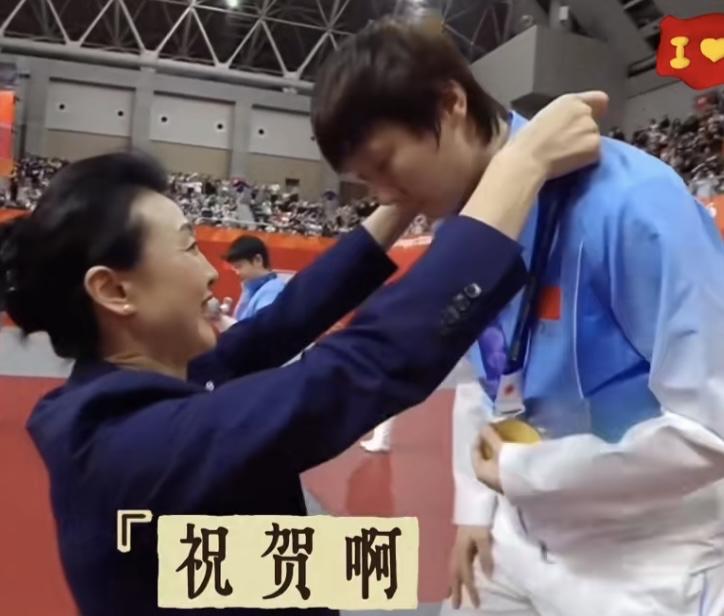 亚运会🏓女单决赛结束了，王曼昱4:2战胜孙颖莎获得🏆，她也成为唯一一位两次获