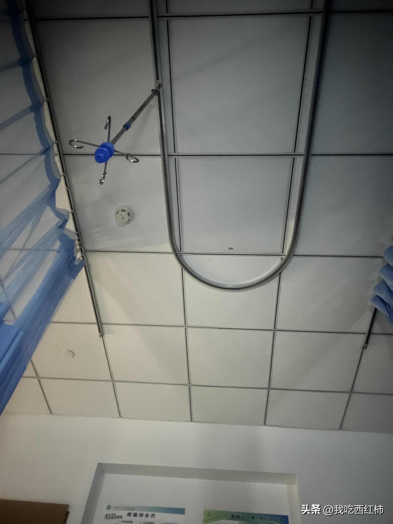 开学第二周，晕在讲台上
像重复的机械作业一样，周一的我七点半到食堂吃了一小碗肉沫