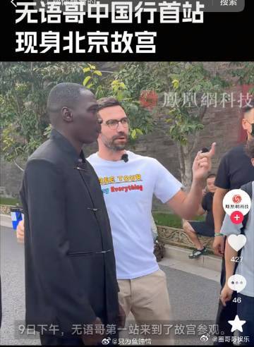 无语哥中国红背景人生照片 谁看了无语哥的中国红背景照不赞叹！红色背景营造出浓郁的