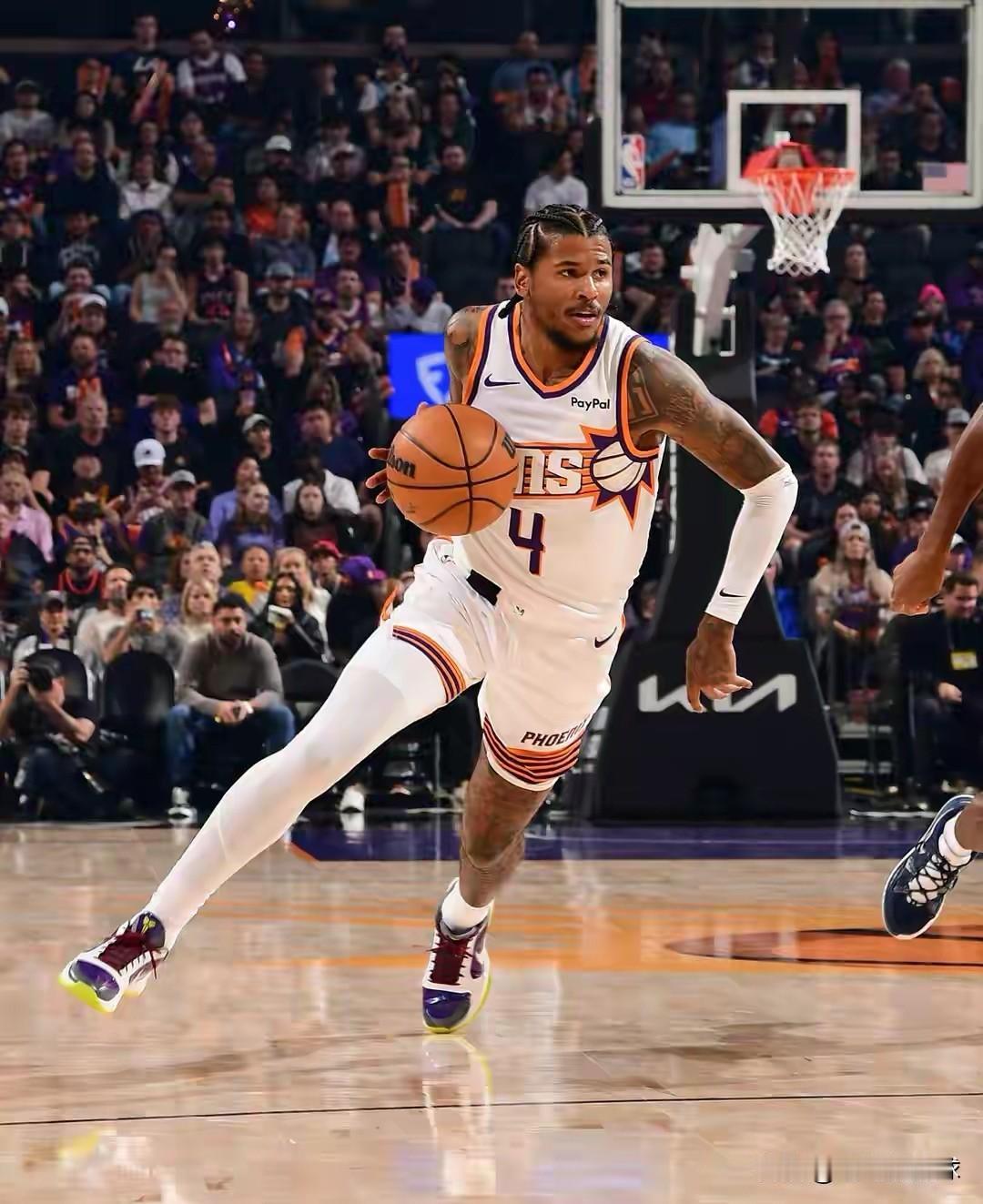 太阳超级后卫杰伦-格林真是极度的拉胯！在今天太阳主场迎战魔术的比赛中，目前双方半