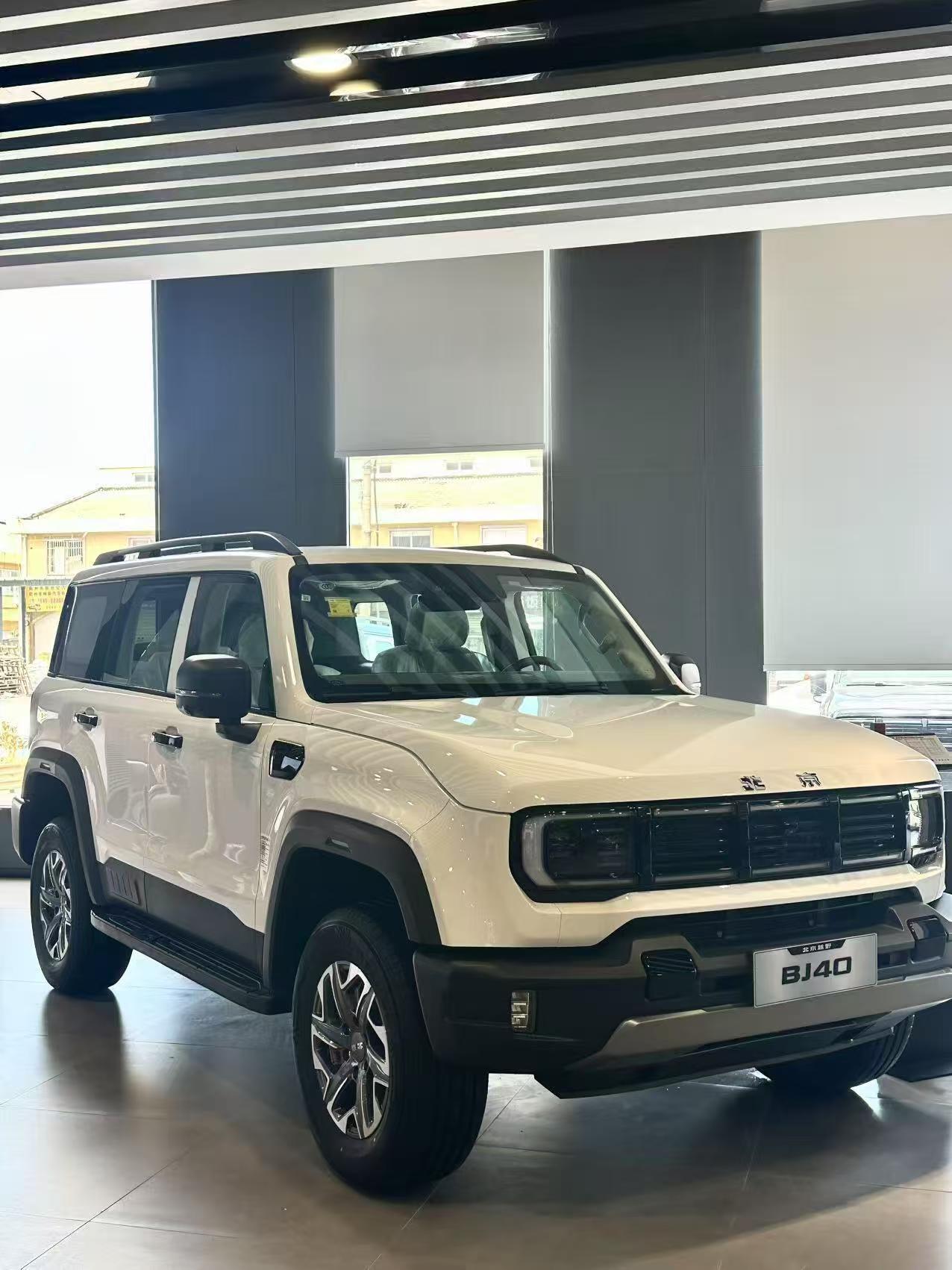 方盒子造型就是经典，带大梁能越野，周末约上车友去山里豁一把，特别解压。 