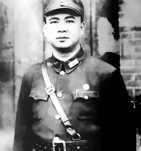 1950年，李苍降在台湾不幸被捕，敌人为了让他屈服，就叫来了他怀孕的妻子，指着她