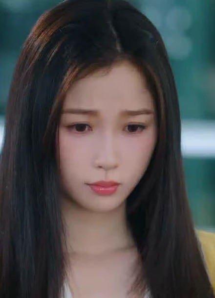 姜暮不满母亲姜迎寒近乎窒息的掌控，一气之下独自去东南亚的察国找亲生父亲靳强，其实