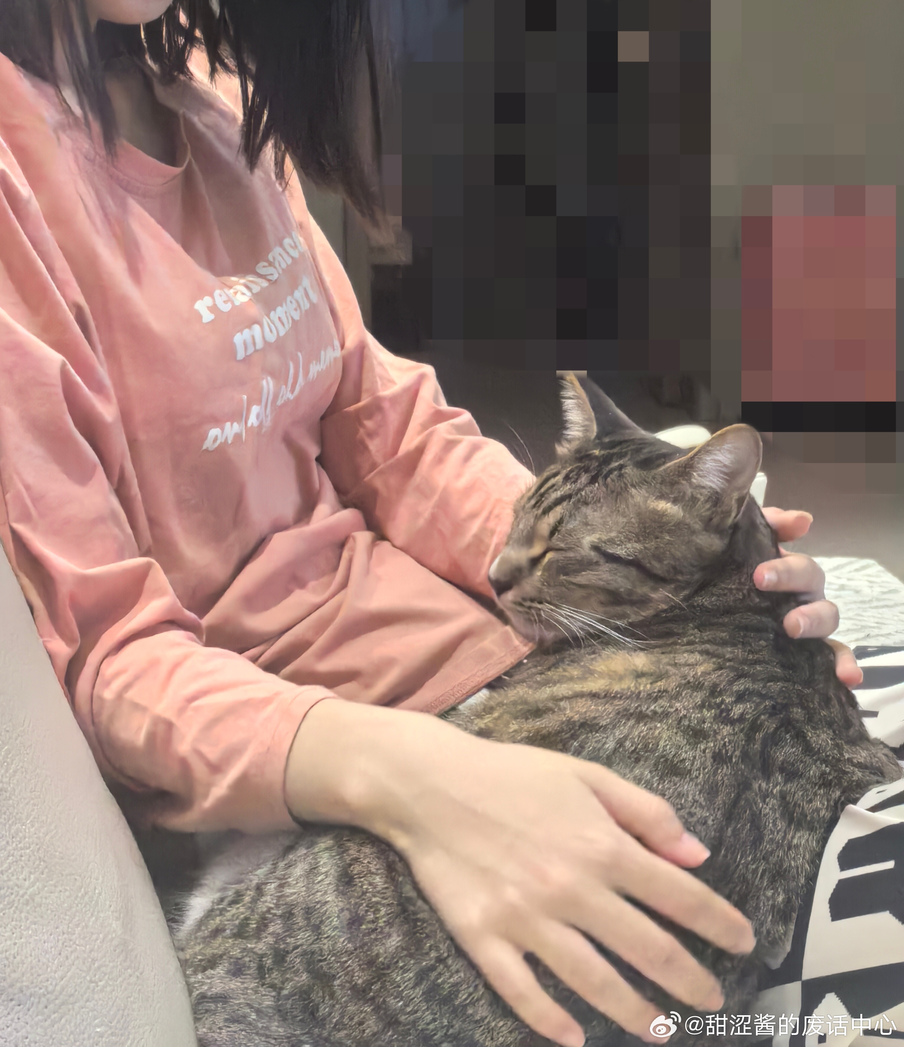 那天我妹穿着我的睡衣，然后小臭花卷就这样窝在我妹旁边，给我妹开心的，嘴都咧到耳后