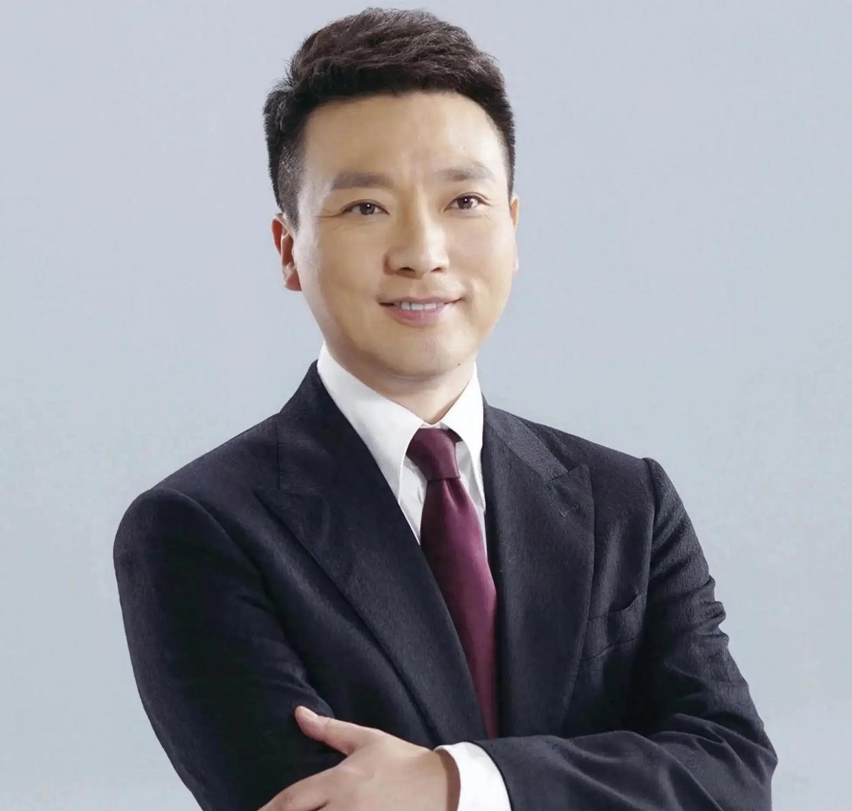 央视主持人康辉说：“这些年我的工作越来越忙，压力也越来越大，对家庭的付出确实少了