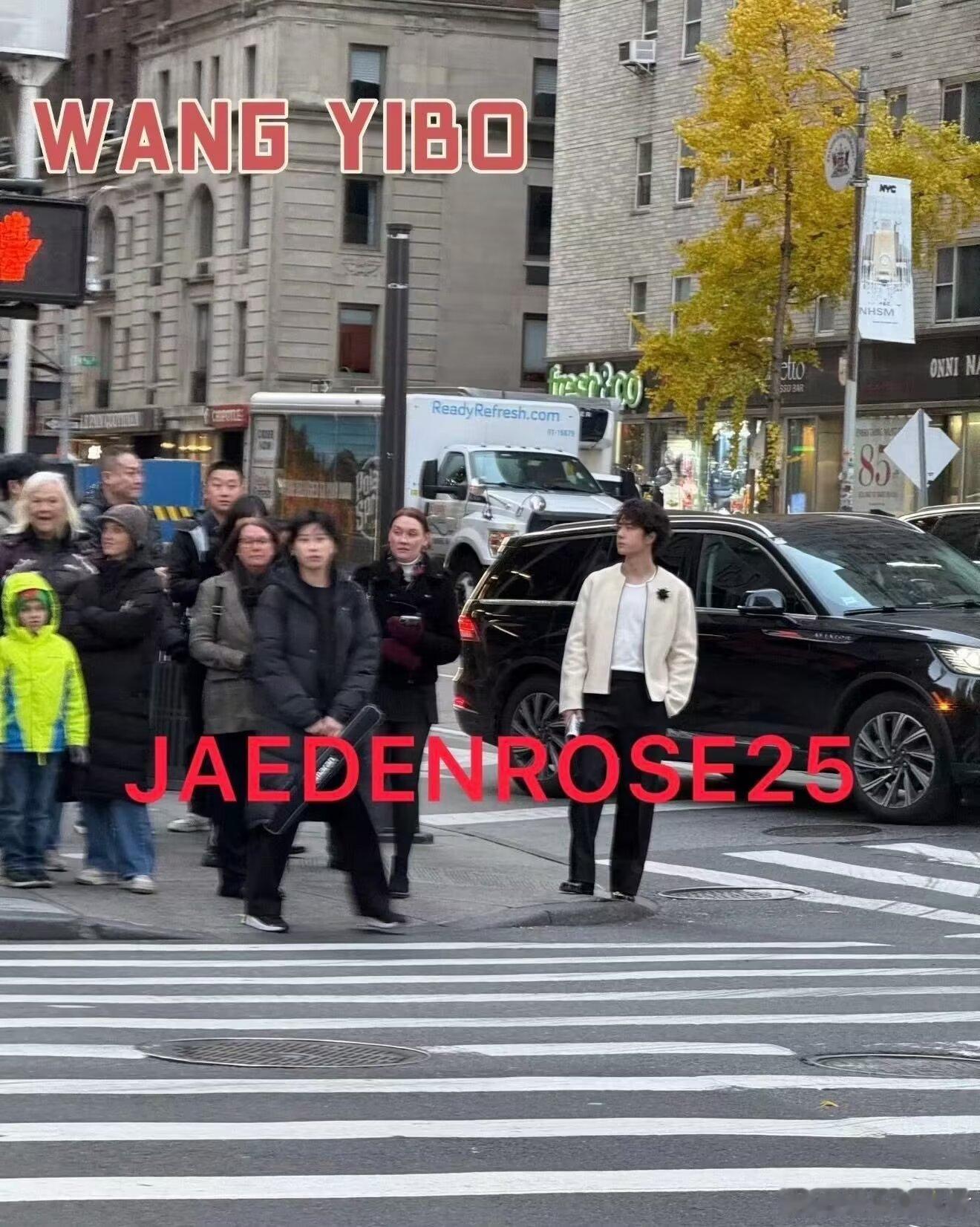 王一博 纽约王一博现身纽约街头，单薄春装与严寒天气的极致反差，正为即将到来的香奈
