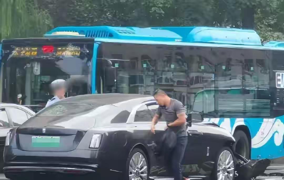 陈震开劳斯莱斯在成都逆行了，事后发微博说，是因为用了辅助驾驶，自己开得少，没弄明