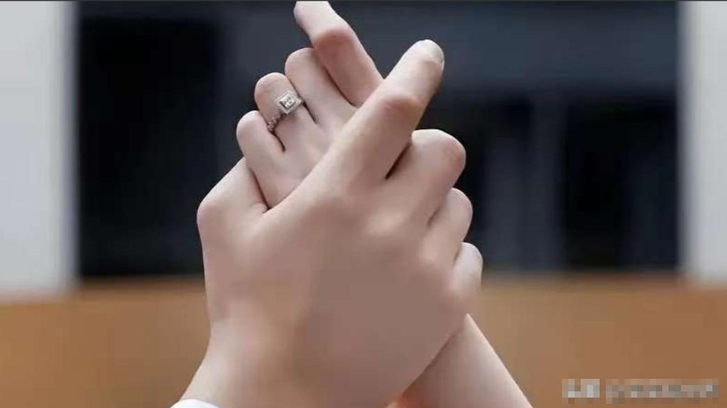 辽宁辽阳，男子与情人约会，两人在出租屋发生关系，进行到 4-5 分钟时，男子发现