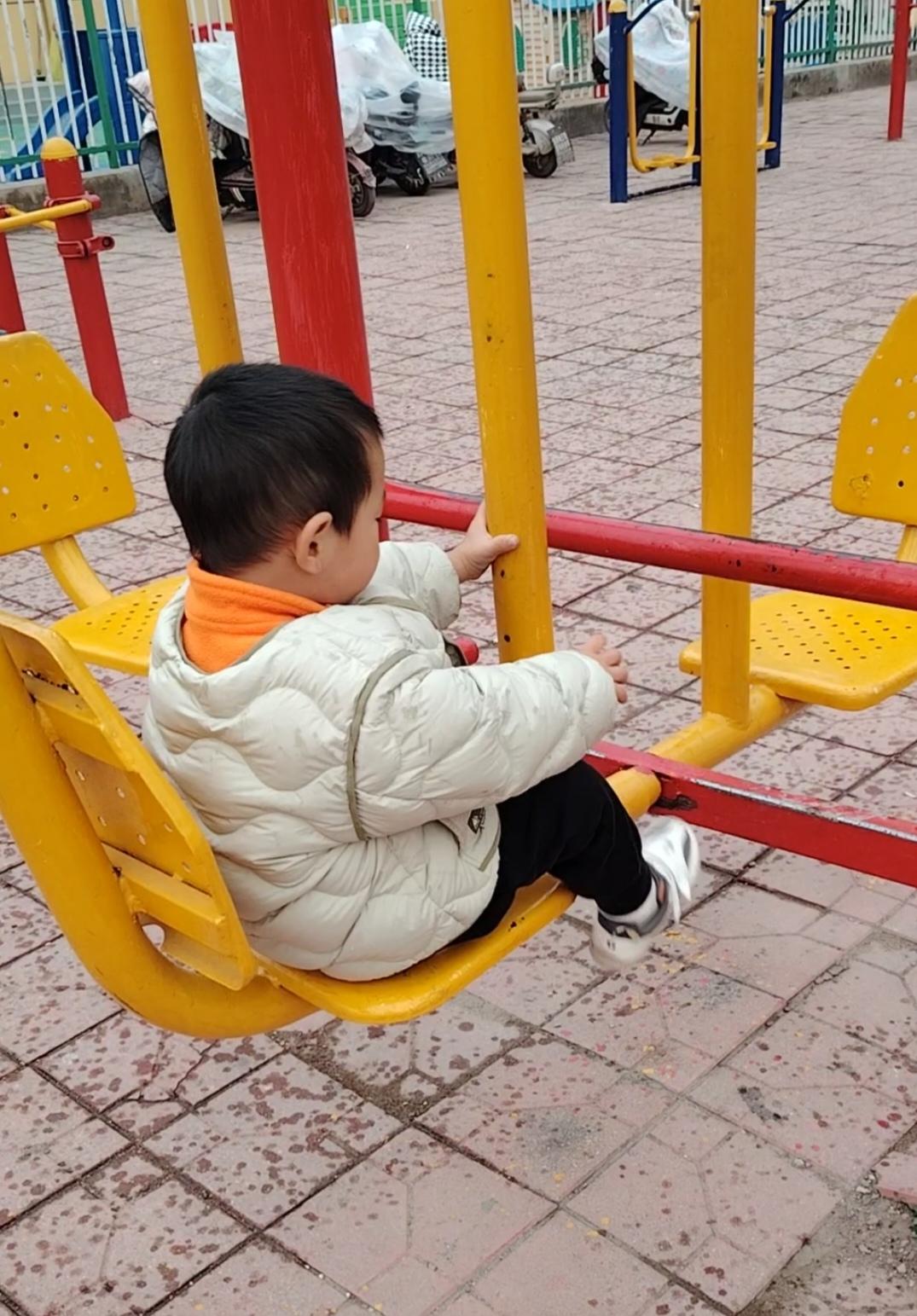 难怪姥姥会告状！[害羞][害羞][害羞]

趁周末过来看孙子，结果，刚见面姥姥就