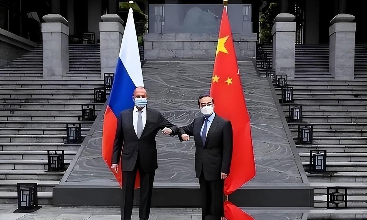想象一下，你还在前院拼命护家，两位背后的大哥却已经锁上你家后院的门，开始商量怎么