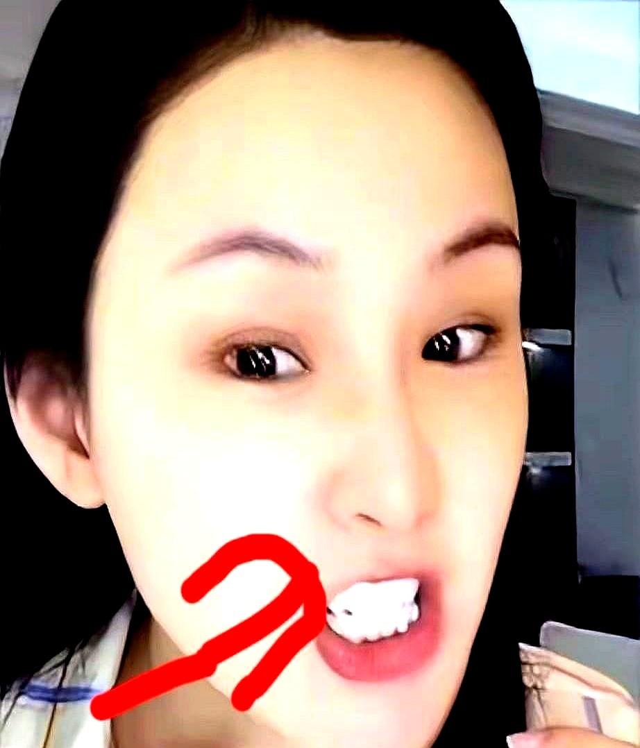 张颖颖这操作真是绝了。昨晚十点多开直播，对着九千多人，嘴上同情马筱梅，句句不离“