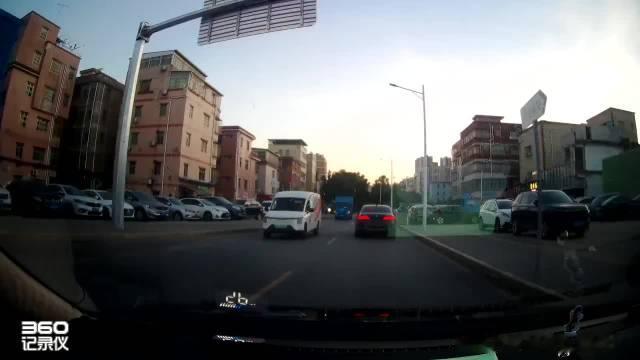 如果你家也有骑车不看路的娃。。[来][无聊]   ​​​