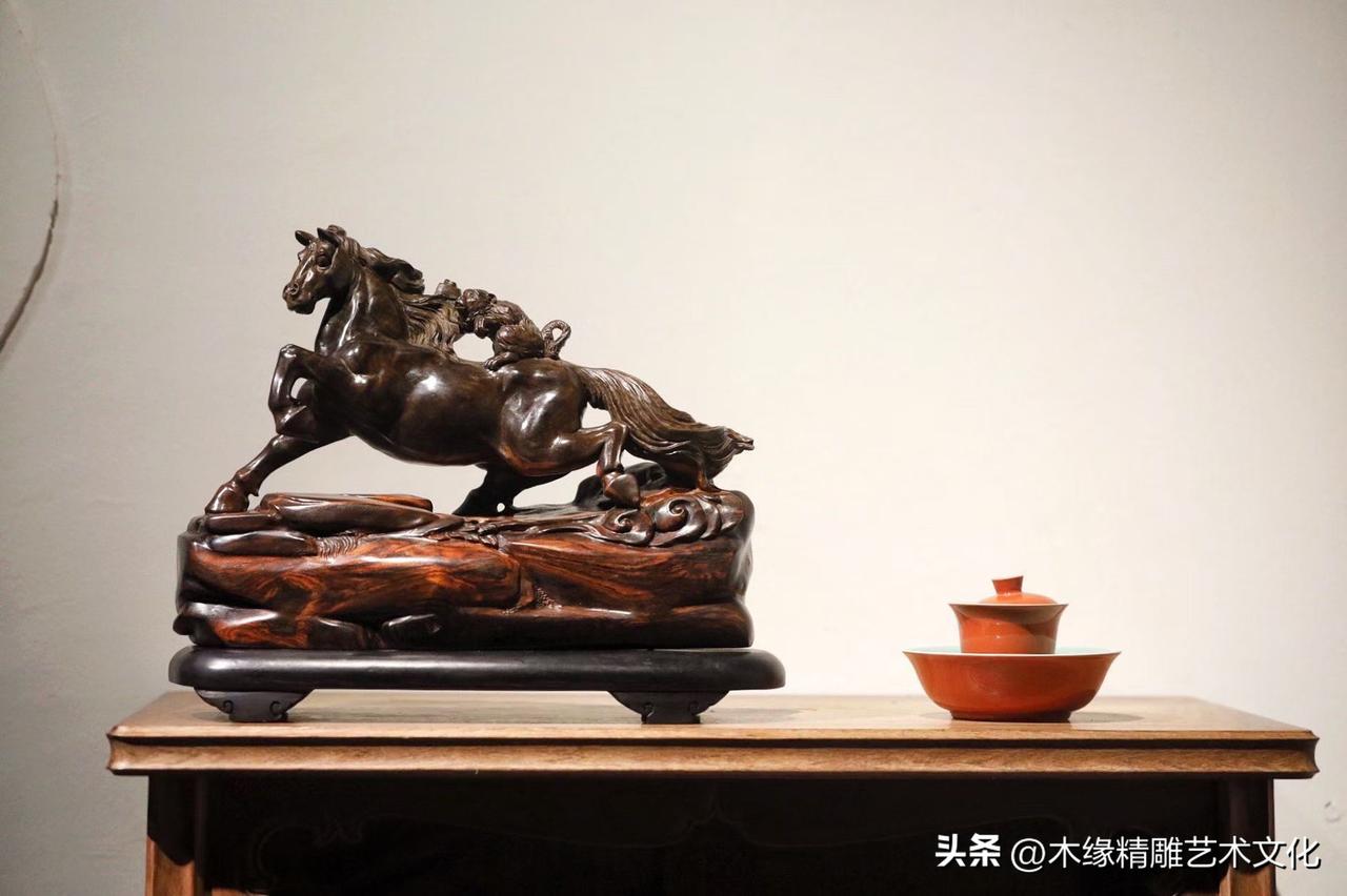 骏马奔腾，不负千里之志；

灵猴攀附，更添封侯之喜。

这件《马上封侯》取大红酸