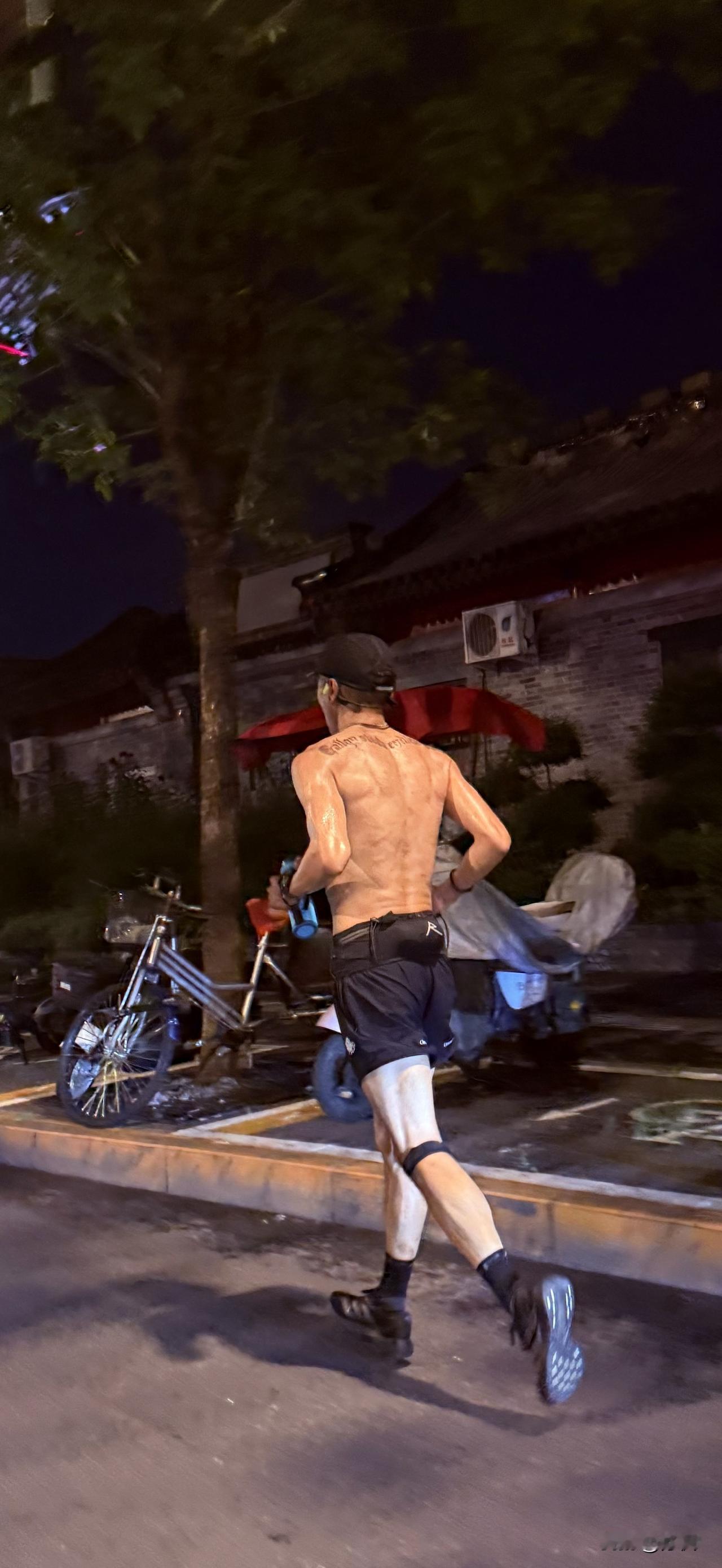 在北京“扫街”拍到些什么?一身腱子肉的夜跑达人。当你在撸串喝啤酒时，当你在酒吧醉