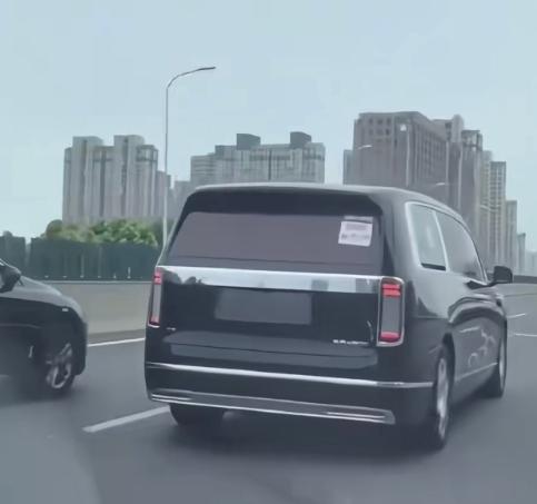 这台尊界V800，把“尊”字写脸上了

无伪装路测照一出，尊界V800这气场确实
