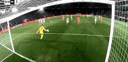 1分钟内，他把横梁立柱全砸一遍，就是不进球。
 
就是这个费兰·托雷斯。球喂到嘴