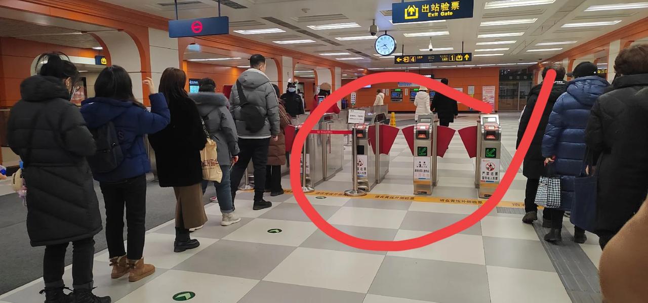 哈尔滨地铁烟厂这一站，咱就说，这一站的站长还是哪个领导就不能把刷卡机修一修么？
