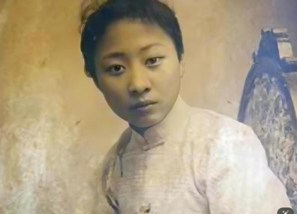 1925 年，27 岁的露兰春服侍完 57 岁的黄金荣后，心里一阵反胃，直奔洗手